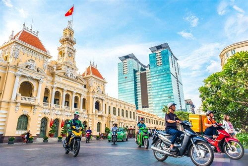 Thuê xe Apec Mandala Chăm Bay Mũi Né đi Sài Gòn